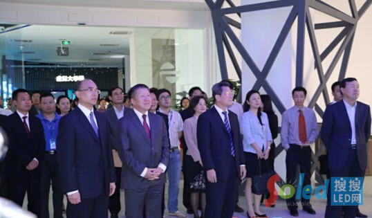 圖為曹部長(zhǎng)和許市長(zhǎng)參觀室內(nèi)光定位技術(shù)演示
